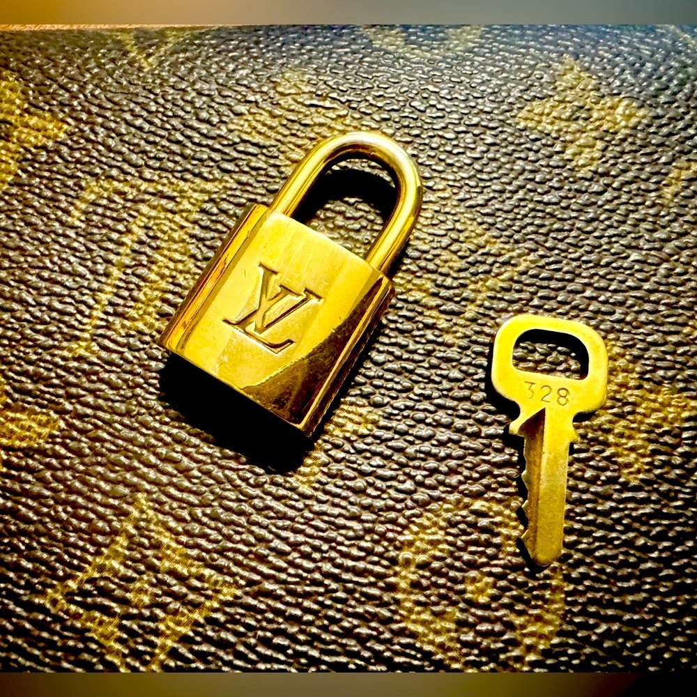 ✨LOUIS VUITTON LOCK AND KEY #328✨